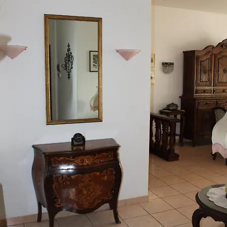 Iris Apartment *
